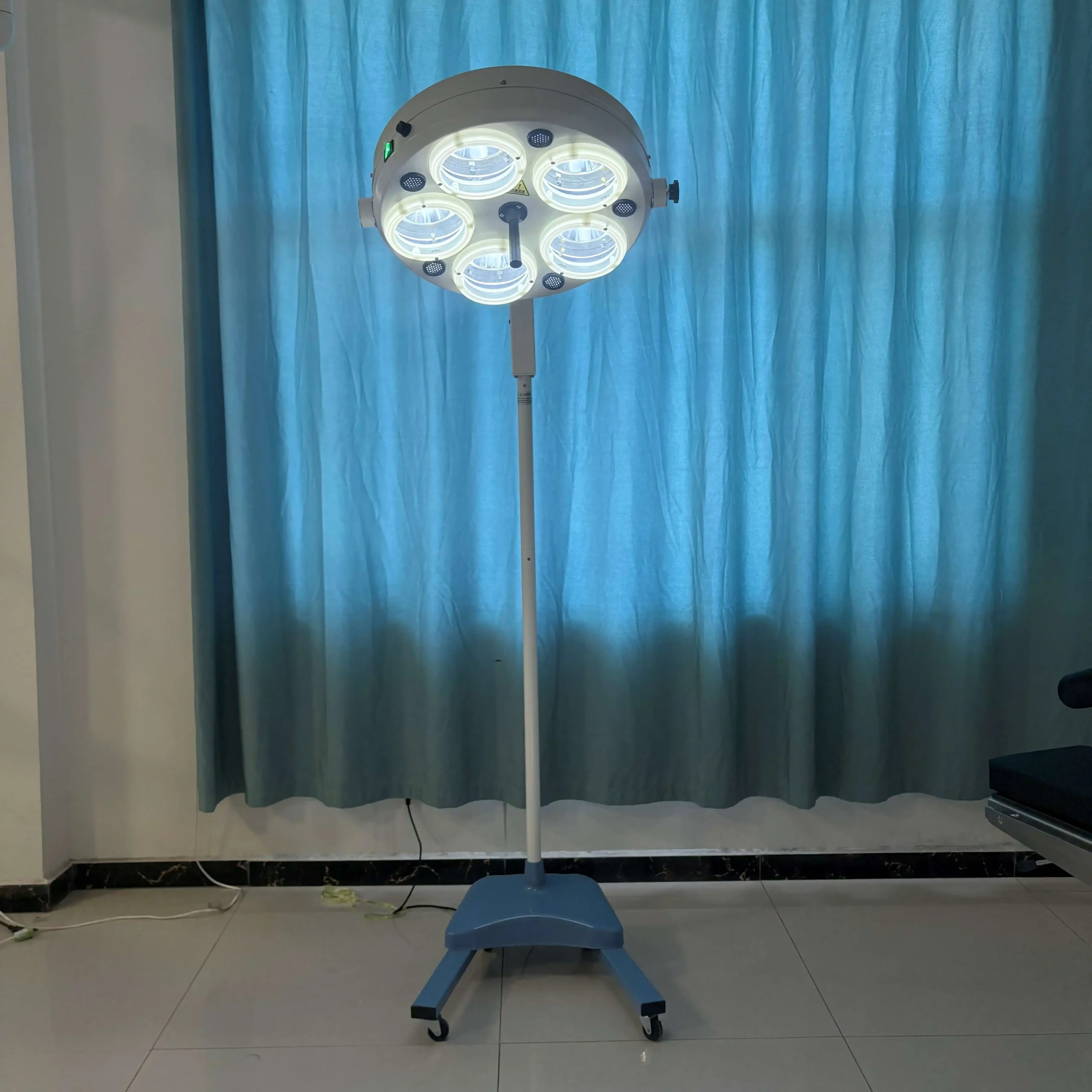 Innovative Vertical LED Lamp for Veterinary and Hospital Use: Portable Operating Theatre Lighting Reviewed S826a2461b2b44a3095134ae5b9dec759K scaled